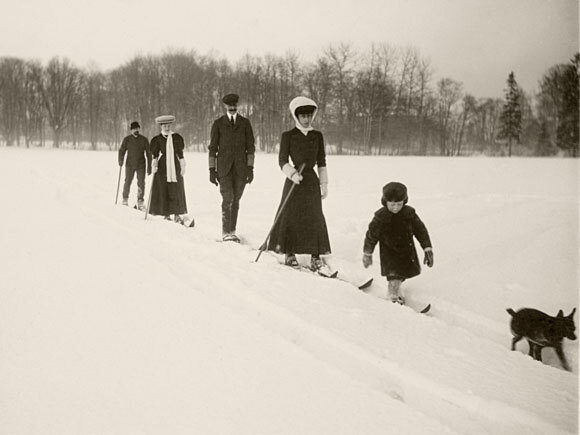 Kong Haakon, Dronning Maud og Kronprins Olav på ski ved Bygdø Kongsgård 1907. Foto: A.B. Wilse, De kongelige samlinger